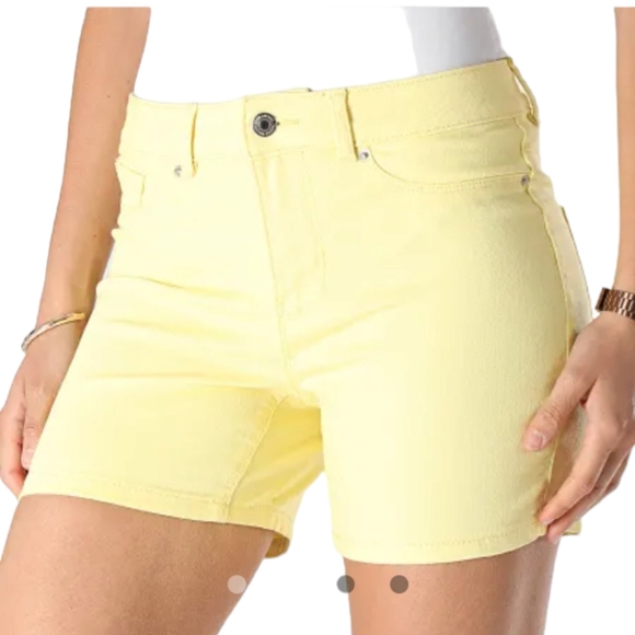 Vero Moda Women's Size XL Hot Seven  Mid-Rise Denim Shorts in Yellow - Picture 2 of 10